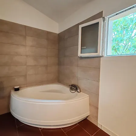 Maison Lumineuse Avec Piscine, Trois Chambres, Sud Ardeche Chambonas